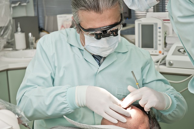 stomatolog w pracy