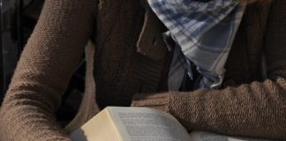 student czyta książkę