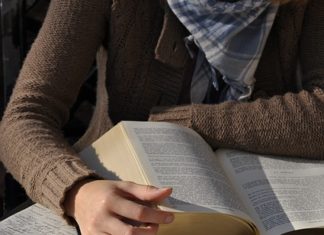 student czyta książkę