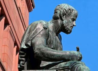 Który filozof był autorem doktryny dwóch światów?