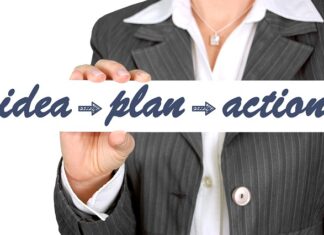 W jaki sposób dyrektor dopuszcza program nauczania?